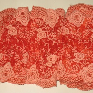 Könnte beinhalten: Orangefarbener Spitzenbesatz mit Blumenmuster. Die Spitze ist zart und hat ein weiches, feminines Gefühl.