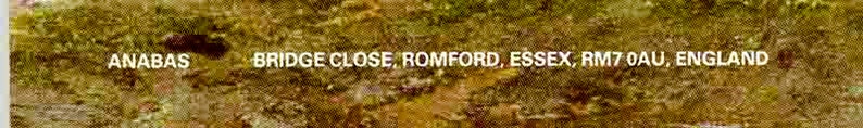 Puede incluir: La imagen muestra la palabra "ANABAS" en letras blancas. Debajo, la direcci&oacute;n "BRIDGE CLOSE, ROMFORD, ESSEX, RM7 0AU, ENGLAND" tambi&eacute;n en blanco. El fondo es borroso, texturizado y de color terroso.