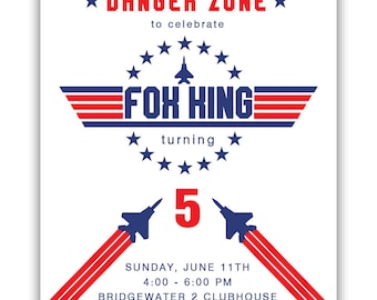 Puede incluir: Una invitación roja, blanca y azul a una fiesta "Danger Zone" para celebrar que un niño cumple 5 años. La invitación presenta un avión a reacción y el texto "Fox King turning 5". La fiesta es el domingo 11 de junio de 16:00 a 18:00 en Bridgewater 2 Clubhouse. Se pide a los invitados que traigan traje de baño y toalla.