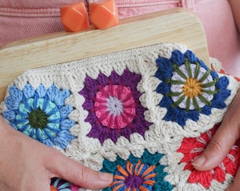 crochet vintage grannysquare clutch with wooden clasp, crochet purse kiss lock cream crochet bag evening bag, leather strap