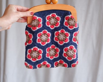 blue red cream crochet vintage grannysquare clutch with wooden clasp, crochet purse kisslock, crochet evening bag with leather strap