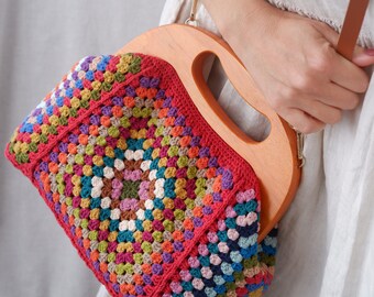 red crochet vintage granny square clutch with wooden clasp, crochet purse kiss lock, crochet evening bag with leather strap