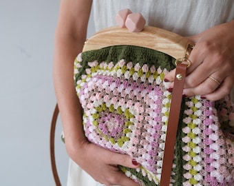Green pink crochet vintage granny square clutch with wooden clasp, crochet purse kiss lock, crochet evening bag with leather strap