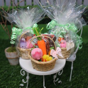 Miniatura Cesta de Páscoa com Livro de Colorir Coelho de Chocolate Cenoura Coelhinho Flocado Pintinho Cartões de Saudação Arco para Blythe Barbie Escala 1/6