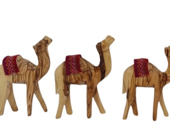 Autentico cammello in legno d'ulivo con sella rossa realizzato a mano nella terra santa di Betlemme
