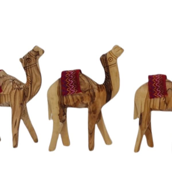 Authentique chameau en bois d'olivier avec selle rouge fabriqué à la main à Bethléem, terre sainte