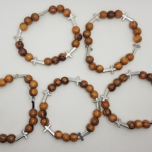 Pulseras hechas a mano de madera de olivo con cruz de metal de Jerusalén 5 piezas / lote
