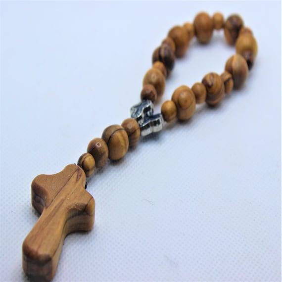 Bracciale Elastico in Legno D'ulivo Con Grani Ovali E Croce Tau | MONDO CATTOLICO