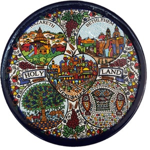 Könnte beinhalten: Ein runder Keramikteller mit blauem Rand und weißem Hintergrund. Der Teller ist mit bunten Bildern von Jerusalem, Bethlehem, Nazareth und dem Heiligen Land verziert. Auf dem Teller steht "Heiliges Land".