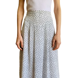 Falda midi blanca vintage de William Davidson, años 80, con estampado geométrico. Talla S.