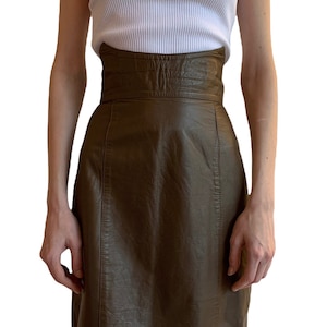 Vintage 1980er Jahre High Waist Rock aus mokkafarbenem Leder. Größe 6-8.