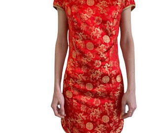 vintage 1990's cheongsam chinois traditionnel rouge brillant avec mini-robe de dragons dorés. Taille 8-9 AU.