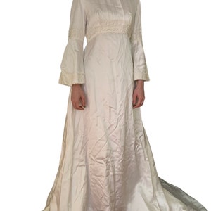 Beautiful vintage 1970’s antique white wedding dress. Size 8 AU.