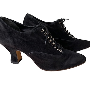 Rare vintage black suede 1980’s ‘Succhi’ heeled booties. Size 7AU.
