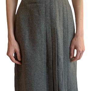 Vintage 1970/80’s grey wool blend kilt style midi skirt. Size 6 AU.