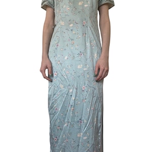 Belle robe tunique Ao Dai bleu coquille d&#39;oeuf pleine longueur. Taille 8-9 UA.
