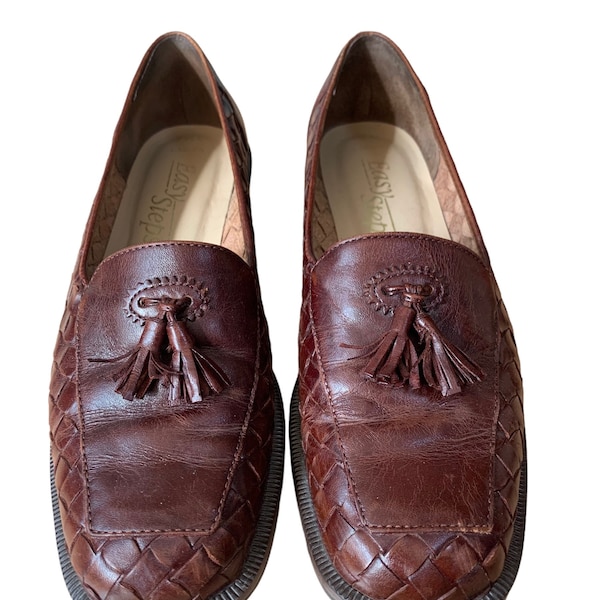 Super cute vintage 1980’s port wine coloured leather loafers. Size 7.5 AU.