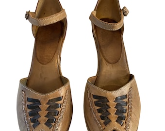 Beautiful vintage 1970’s made in Brazil peep toe, ankle strap sandals. Size 7 AU.