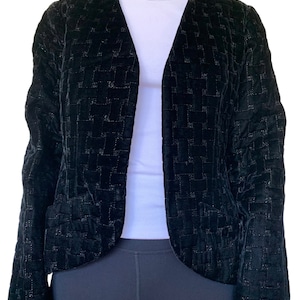Vintage 1980/90’s quilted velvet blazer with silver thread and lattice design. Size 6-8 AU.