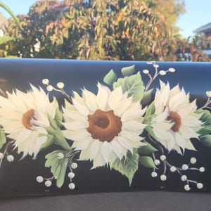 Handgemalte individuelle Mailbox weiße Sonnenblumen und Beeren mit grünen Blättern.  Schöne individuelle Briefkästen sind ein tolles Geschenk.
