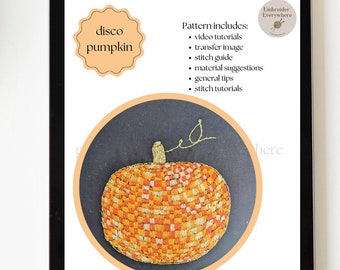 Może przedstawiać: Cyfrowy wzór do pobrania do projektu haftu disco pumpkin. Wzór zawiera samouczki wideo, obraz do przeniesienia, przewodnik po ściegach, sugestie dotyczące materiałów, ogólne wskazówki i samouczki dotyczące ściegów. Obraz przedstawia gotowy haft przedstawiający dynię w kratkę.