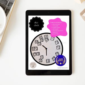 Könnte beinhalten: Digitales Bild eines Würfeluhr-Designs auf einem Tablet. Das Zifferblatt ist ein Kreis mit Würfeln anstelle von Zahlen. Das Design enthält den Text "dice clock" und "Award Winning". Das Bild enthält auch eine Liste der Muster.