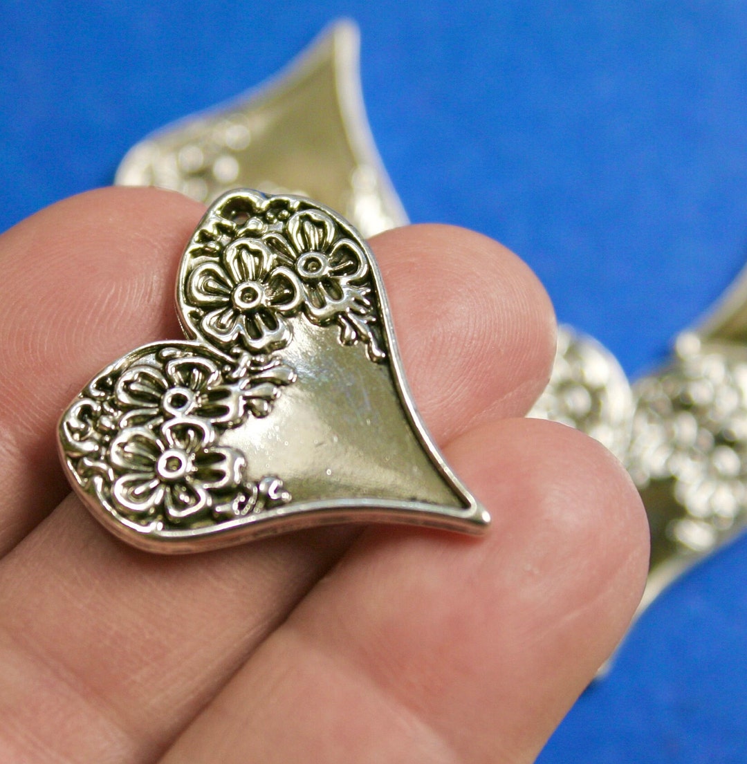 5 個 - アンティーク シルバー フローラル ハート チャーム、両面、28