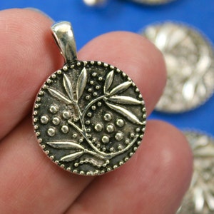 5 pcs -Antique Silver Floral Coin Pendant, Antiqued Silver Round Flower Charms, 27mm x 20mm- AS-B751078