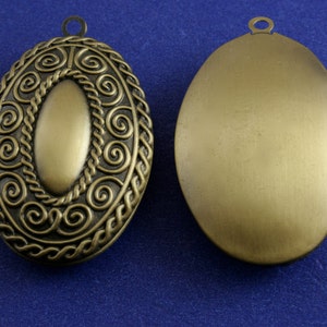 1 pc -Large Oval Locket, Ornate Oval Locket, Antiqued Brass Oval Locket - AB-B23392