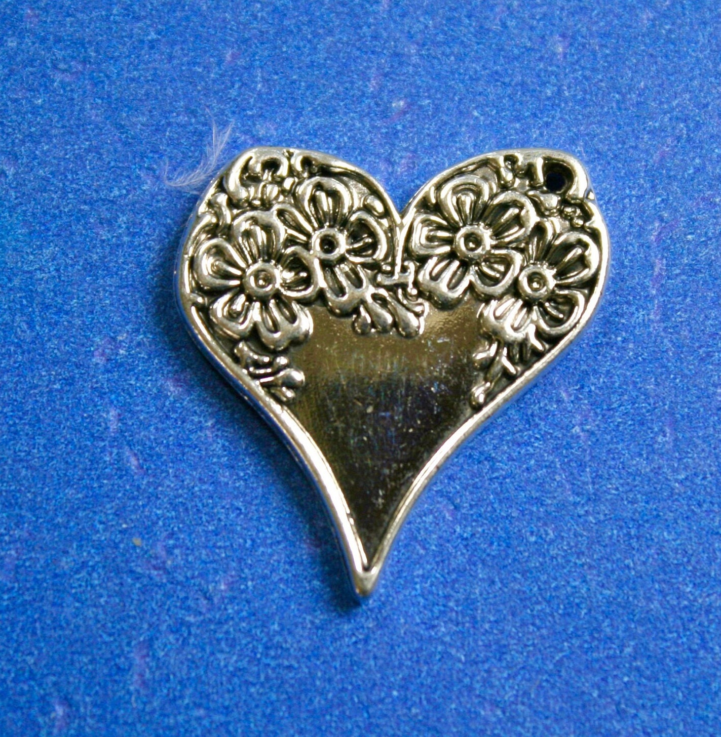 5 個 - アンティーク シルバー フローラル ハート チャーム、両面、28