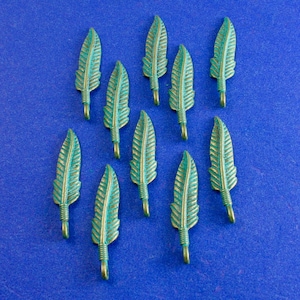 10 pcs -37mm Verdigris Feather, Green Patina Feather Pendants, Green Feather, 37mm (1-1/4&quot;) x 9mm (3/8&quot;)- VP-B0084154