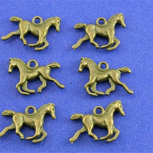 10 Stück -Pferdeanhänger, antiker Messingpony-Anhänger, antikes kleines kleines Pferd aus Bronze, 3-D-Pferd laufend - AB-K10082