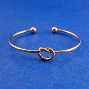 1 Stück - leicht vergoldet Liebe Knoten Manschette Armband, Gold Herz Armband, 17cm (6-3/4") lang- GP-B78302