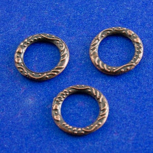 10 Stück -14 mm Dekorative Antike Kupfer Streifen Herz geschlossen Gelötete Biegeringe rund geschnitzt 14 mm (1/2 &quot;) Durchmesser.- AC-B31419