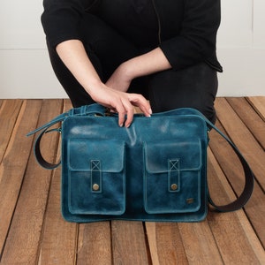 Blaue Messenger Bag Damen, Vintage Ledertasche im blauen Stil, türkise Leder Messenger Bag, Messenger Bag Jeans Outfits, Arbeitsledertasche