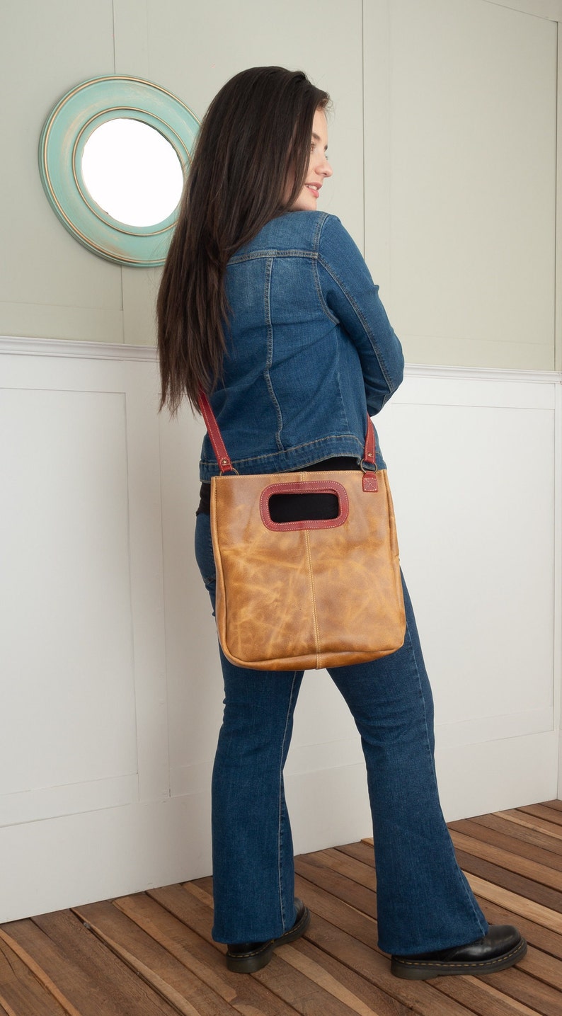 Light tan crossbody leather purse, vintage handbag work style, tan leather bag women, cross body weekend handbag, small casual bag women image 4