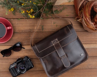 Sac messager brun rustique, inspiré vintage avec fermeture à rabat - Petit sac à bandoulière, petit sac à bandoulière, sac à bandoulière pour femmes