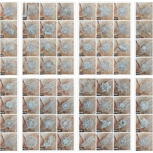 Może przedstawiać: Kolekcja białych koronkowe aplikacji kwiatowych w różnych wzorach, w tym kształty kwiatowe i kokardki. Każda aplikacja jest wyświetlana na kwadratowym, jasnobrązowym tle, z numerami od 10 do 70.