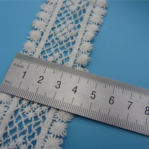 Elfenbensvit bomullsspets, utsökt broderad spets, vågig blommig spets bild 2