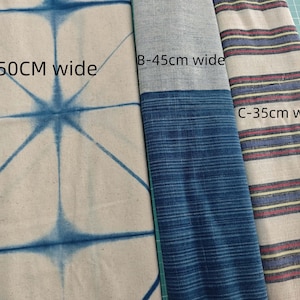 Peut inclure: Trois échantillons de tissu sont présentés. Le premier est blanc cassé avec un motif bleu en forme d'éclat d'étoile, 50 cm de large. Le second est bleu et gris, 45 cm de large. Le troisième est rayé beige, rouge et bleu, 35 cm de large.