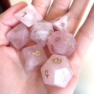 Rose Quartz Dice Crystal DND Polyhedral Dice Healing Crystal Stone Hand-Made Dices with Dice Box for RPG MTG Table Games Home Office Decor