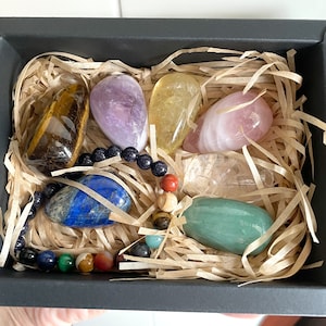 Cristales para principiantes para niños Premium Tumble Stone Puntos de cristal a granel Piedras preciosas Caja de exhibición de madera Seven Chakra Crystal Set Regalos para ella