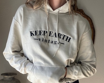 Geüpcycled vintage beige oversized hoodiesweater zwart vintage Keep Earth-logo