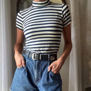 Vintage Weiß Dunkelblau Gestreift Mock Neck Rollkragen Stretchy Tee