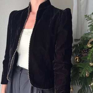 Chaqueta negra vintage con detalle de ribete trenzado dorado