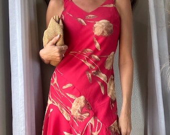 Vintage rode en beige jurk met bloemen en asymmetrische ruches aan de zoom