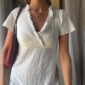 Vintage Weiß Baumwolle Ösen Klassisch Sommer Kleid V Ausschnitt Rüschen