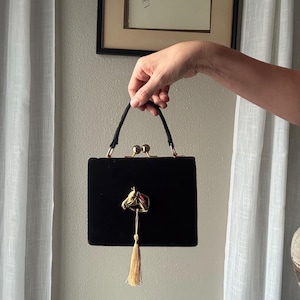 Könnte beinhalten: Rustikales Holzschild mit dem weißen Schriftzug "Welcome to our home". Das Schild hat eine Used-Optik und ein schlichtes, einladendes Design für die Haustür.