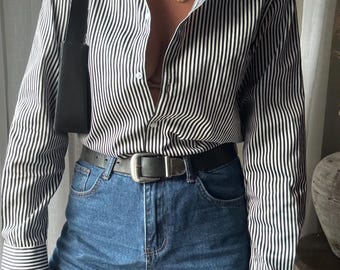 Camisa de manga corta Saint Laurent Paris de rayas blancas y negras, de corte ajustado.