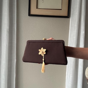 Vintage Schokoladenbraune Französische Pariser Goldblumenbrosche aus Frankreich